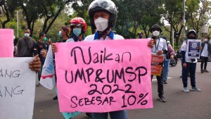 Aksi unjuk rasa buruh menuntut kenaikan UMP 2022-1636530077