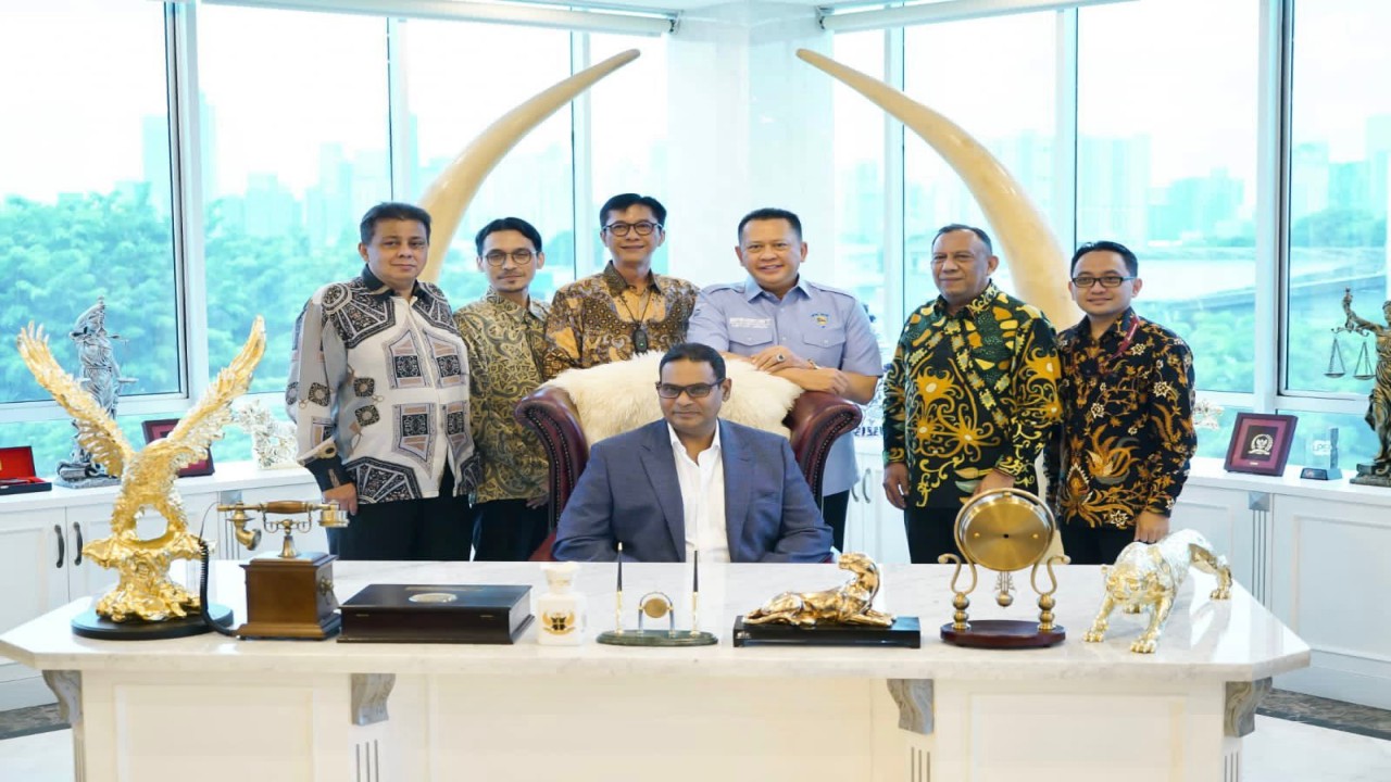 Ketua MPR RI Bambang Soesatyo bersama perwakilan Asia Cargo Airlines.