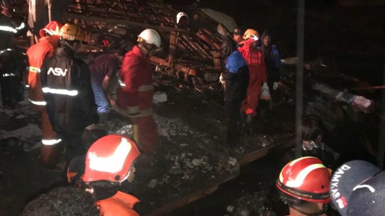 Tim gabungan melakukan pencarian dan pertolongan warga terdampak banjir bandang di Kota Batu, Jatim, Kamis (4/11/2021). (BPBD Kota Batu)
