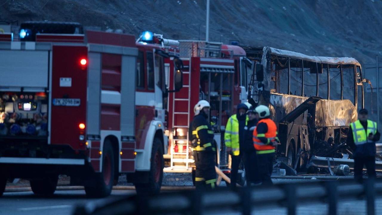 Puluhan orang tewas setelah bus pariwisata terbakar. (Reuters)