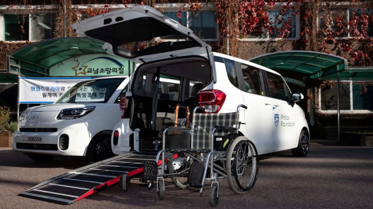 Kaum disabilitas di Korea mendapatkan kendaraan khusus dari Philips Foundation dan Philips Korea. (Philips Korea)