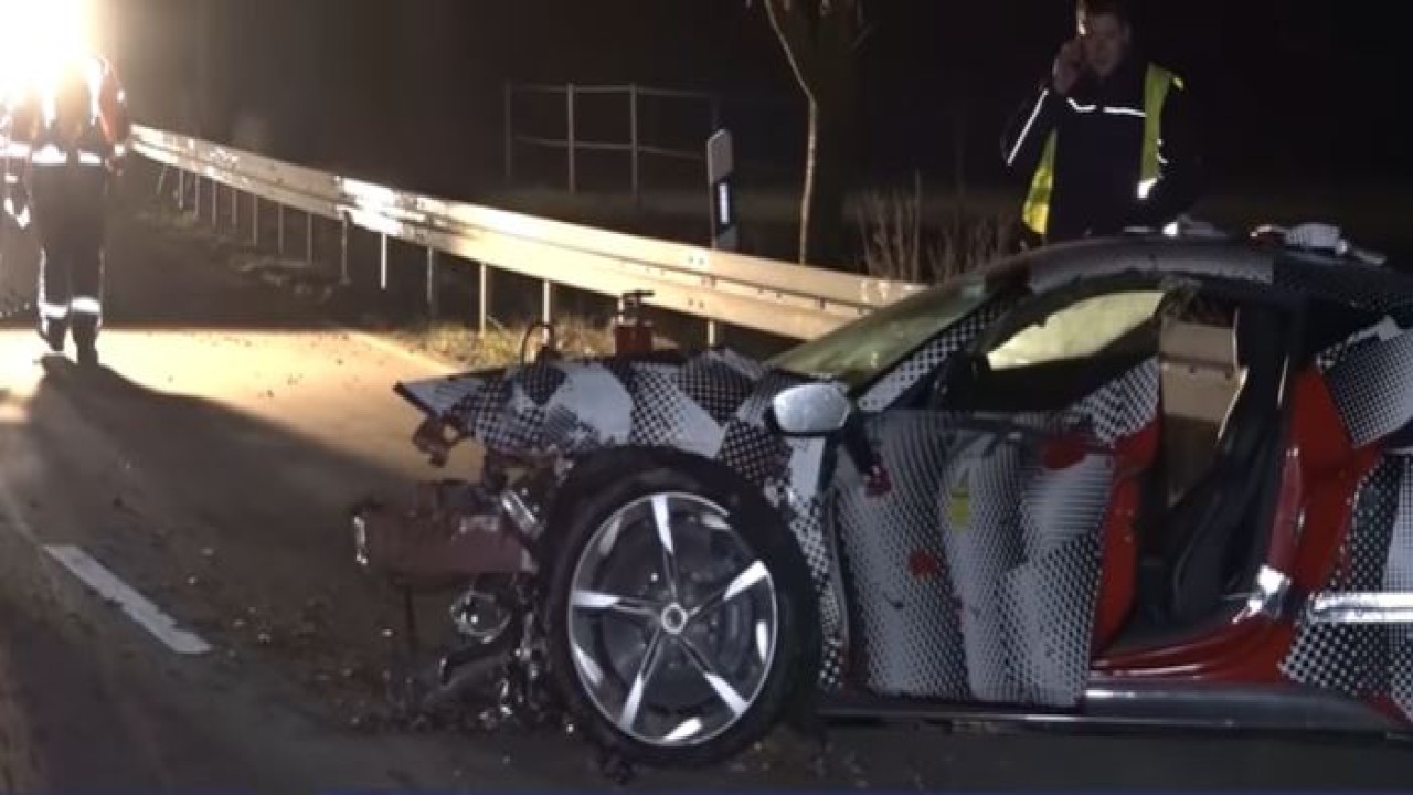 Prototipe Ferrari SF90 Stradale hancur usai tabrak pembatas jalan. (Tangkapan layar)