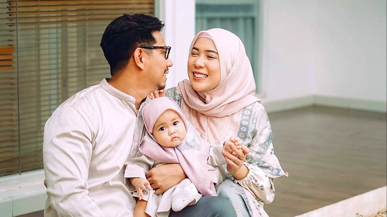 Fitri Tropica bersama suami dan anak pertama. (Instagram)