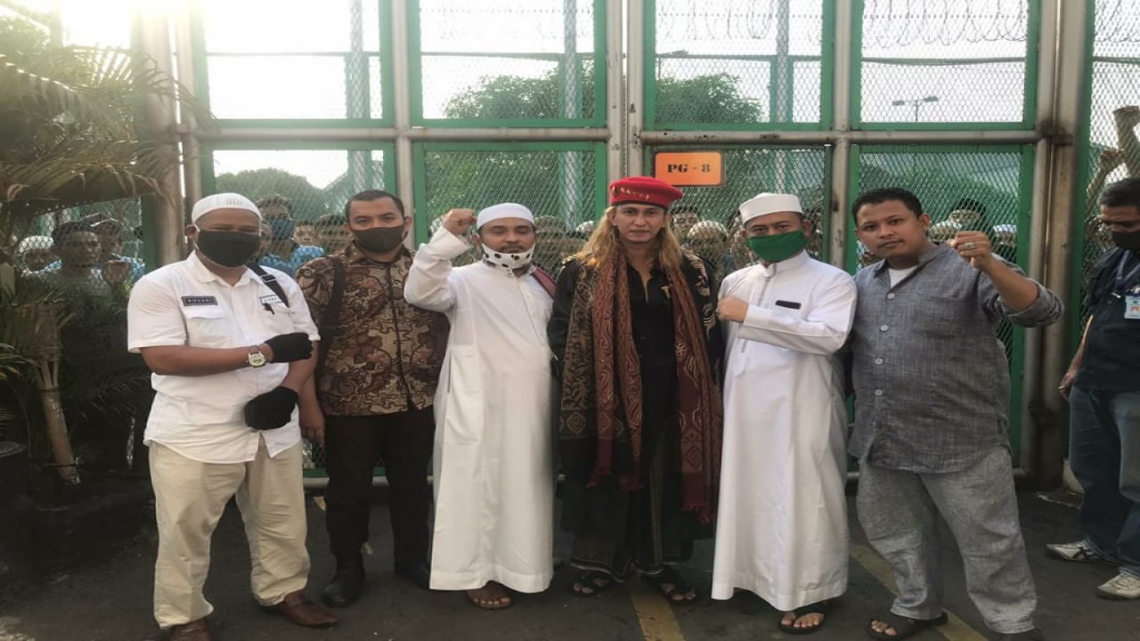 Habib Bahar bin Smith (tengah) diabadikan saat akan meninggalkan Lapas Khusus Kelas II Gunung Sindur/ist