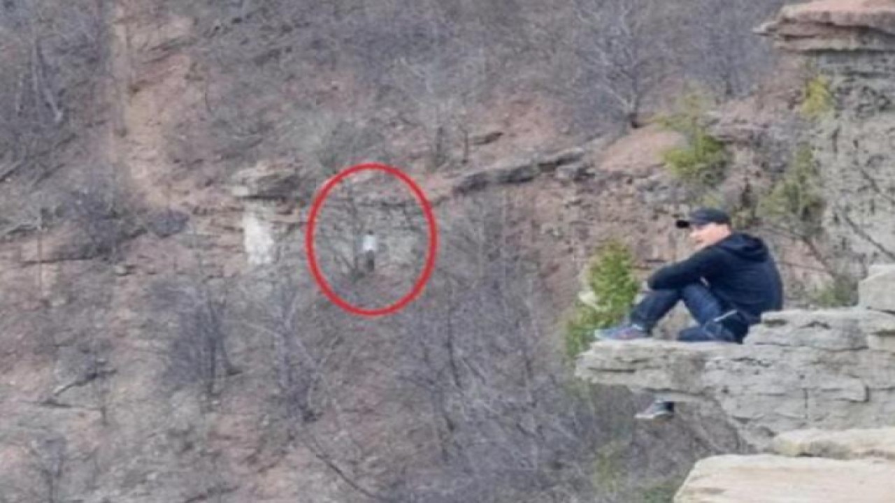 Pendaki menemukan sosok hantu mengerikan yang muncul di latar belakang foto. (Reddit/SlicedUpBeef)