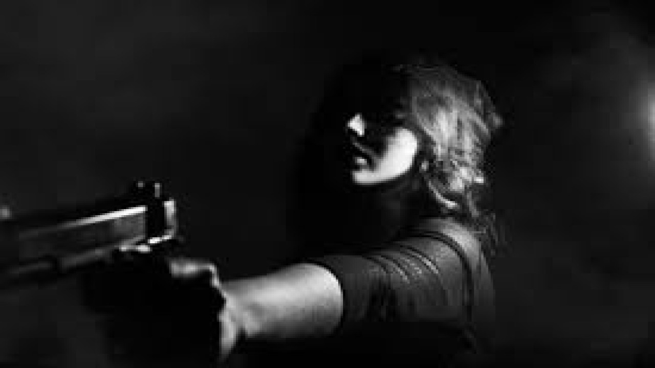 Ilustrasi seorang model wanita sedang memegang pistol/ist
