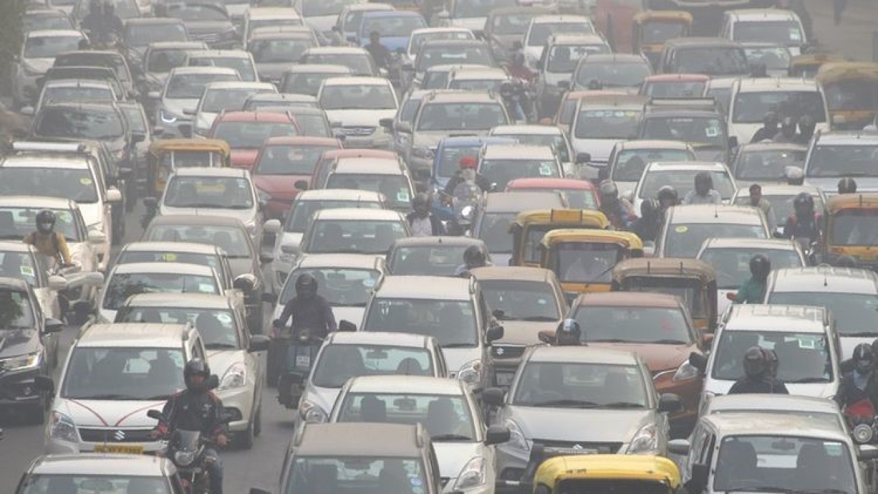Ilustrasi kondisi lalu lintas di New Delhi, India. (Kompas)