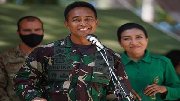 Jenderal TNI Andika Perkasa dan istri-1636004809