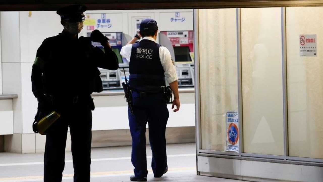 Petugas polisi berjalan ke stasiun Kokuryo dari kereta Keio Line di mana insiden serangan pisau terjadi di kereta di Tokyo. (Reuters)