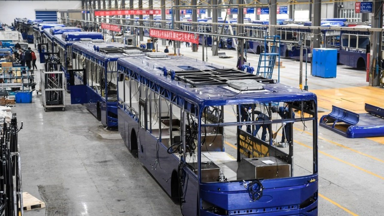 Bengkel perakitan bus dari produsen kendaraan listrik energi baru lokal di Nanjing, ibu kota Provinsi Jiangsu. (Li Bo/Xinhua)
