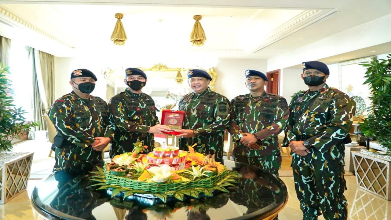 Ketua MPR RI Bambang Soesatyo bersama personel Polri.
