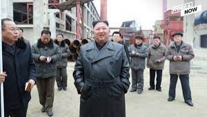 Kim Jong Un bergaya dengan memakai jaket kulit-1637937559