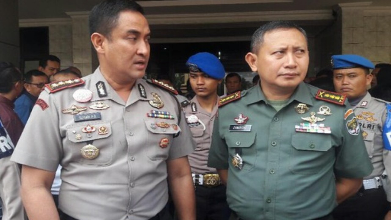 Brigjen M Zamroni (kanan) semasa menjabat Dandim Jakpus. (Detikcom)