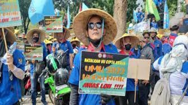 Massa buruh menggelar aksi unjuk rasa menolak kenaikan UMP 2022 DKI Jakarta di Balai Kota-1638164590