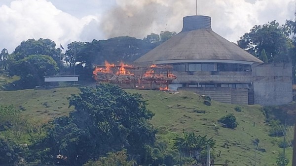 Massa membakar gedung beratap jerami di depan halaman gedung parlemen Kepulauan Solomon-1637809440