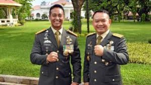 Panglima TNI Jenderal Andika Perkasa (kiri) dan KSAD Jenderal Dudung Abdurachman. (Foto: Agus Suparto/Biro Setpres))-1637157637