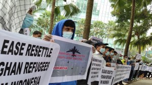 Para pengungsi asal Adghanistan sudah sebulan menggelar aksi unjuk rasa menuntut kejelasan nasibnya di depan kantor UNHCR Medan-1638255962