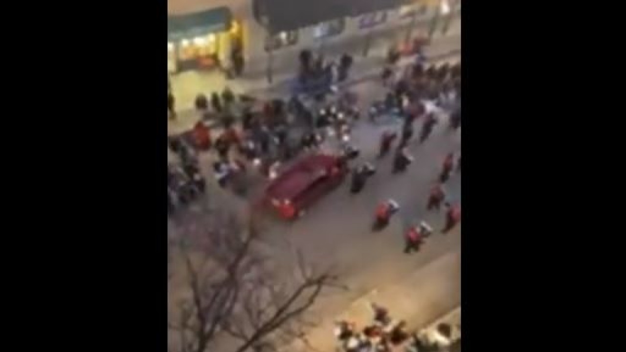 Mobil SUV tabrak kerumunan orang di acara parade Natal. (Tangkapan layar Twitter @TaylorLumpkinTV)