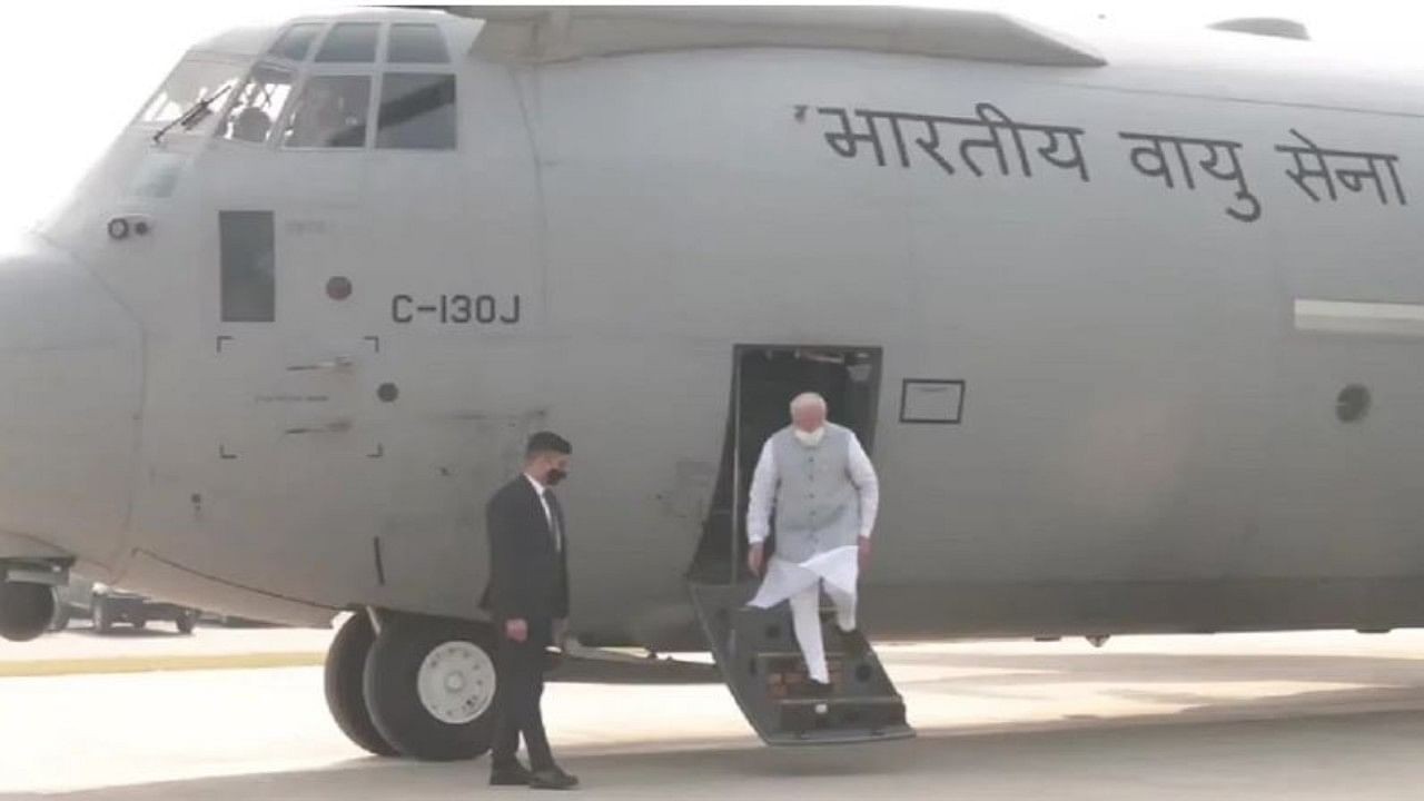Pesawat hercules India yang ditumpangi PM Narendra Modi mendarat di jalan tol/ist