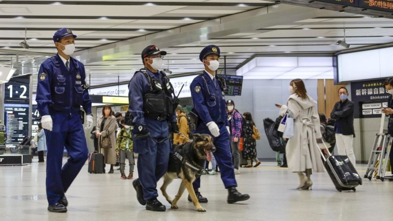 Petugas polisi dan anjing keamanan berpatroli di Stasiun JR Shin-Osaka di Osaka, Jepang. (Kyodo)