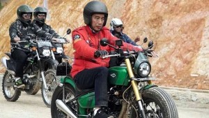 Presiden Joko Widodo (Jokowi) sedang mengendarai motor-1636621994