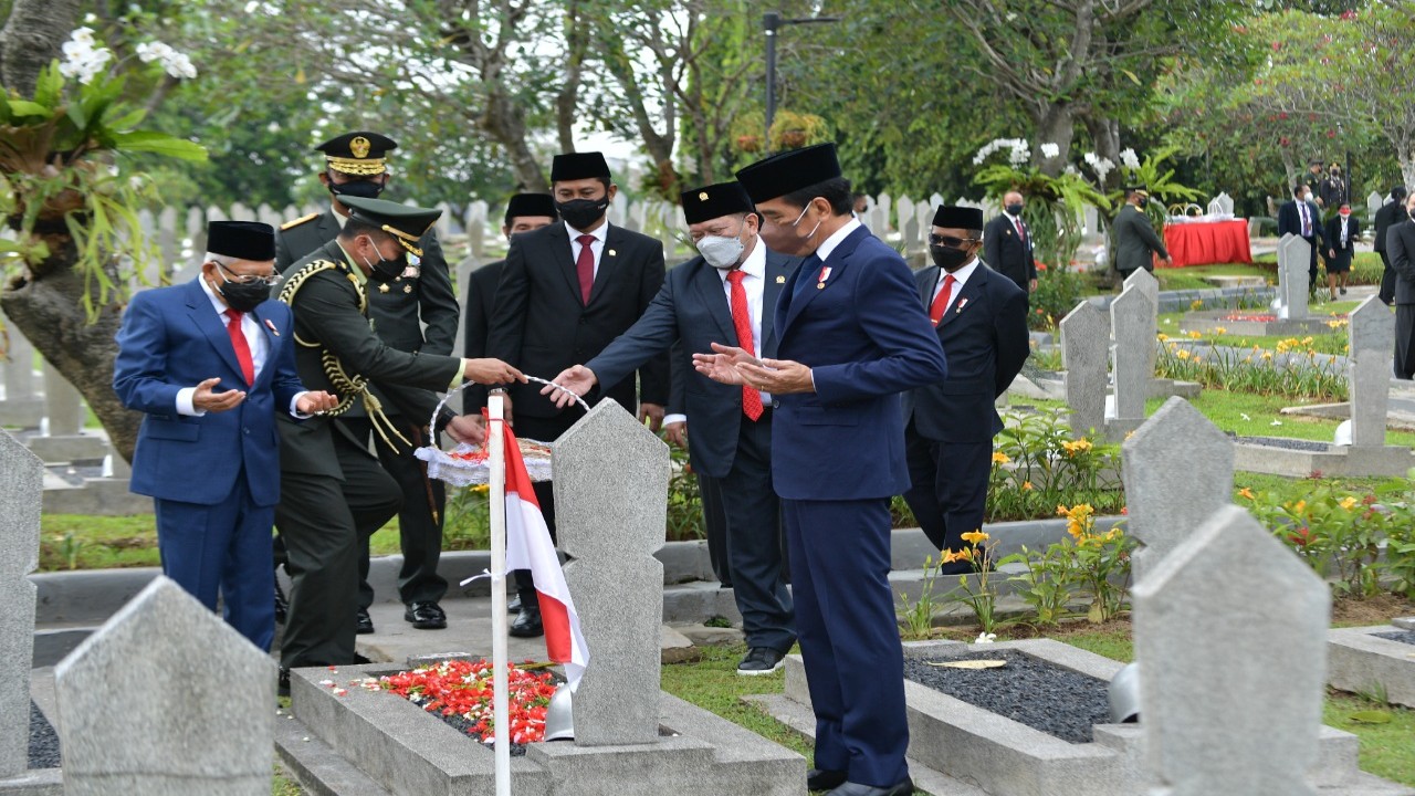 Presiden Jokowi dan Wapres Ma'ruf Amin saat ziarah di Taman Makam Pahlawan Nasional Utama Kalibata.
