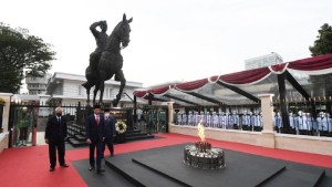 PresidenJoko Widodo meresmikan patung Bung Karno dan Tugu Api di Kemhan-1636467722