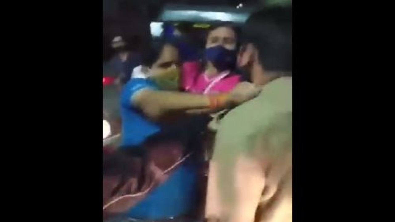 Wanita ini memukuli sopir taksi. (Tangkapan video/Twitter @Aditya22rajpoot)