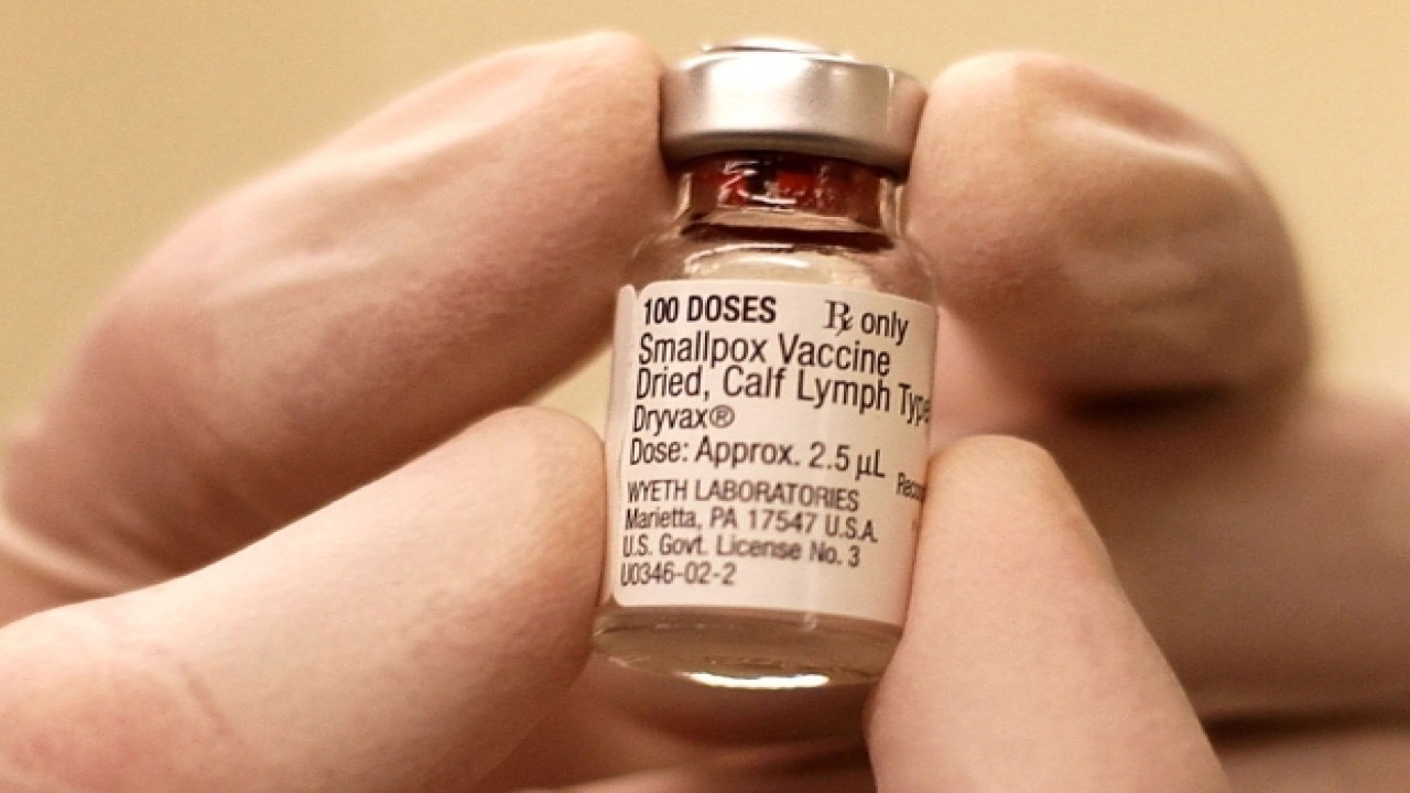 Salah satu botol diberi label 'Smalpox' sebagai virus mematikan.