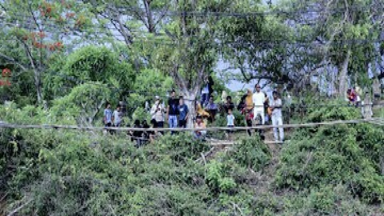 Warga saat menyaksikan WSBK Mandalika dari bukit. (CNNIndonesia.com)