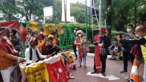 Warga tano Batak menggelar aksi unjuk rasa damai di depan Kementerian KLHK menuntut penutupan PT TPL-1637929202