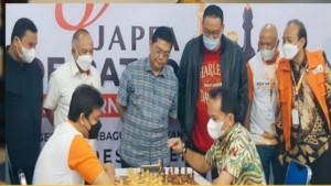 Agustiar Sabran (kanan) saat bertanding melawan GM Susanto Megaranto di turnamen Japfa-1638858818
