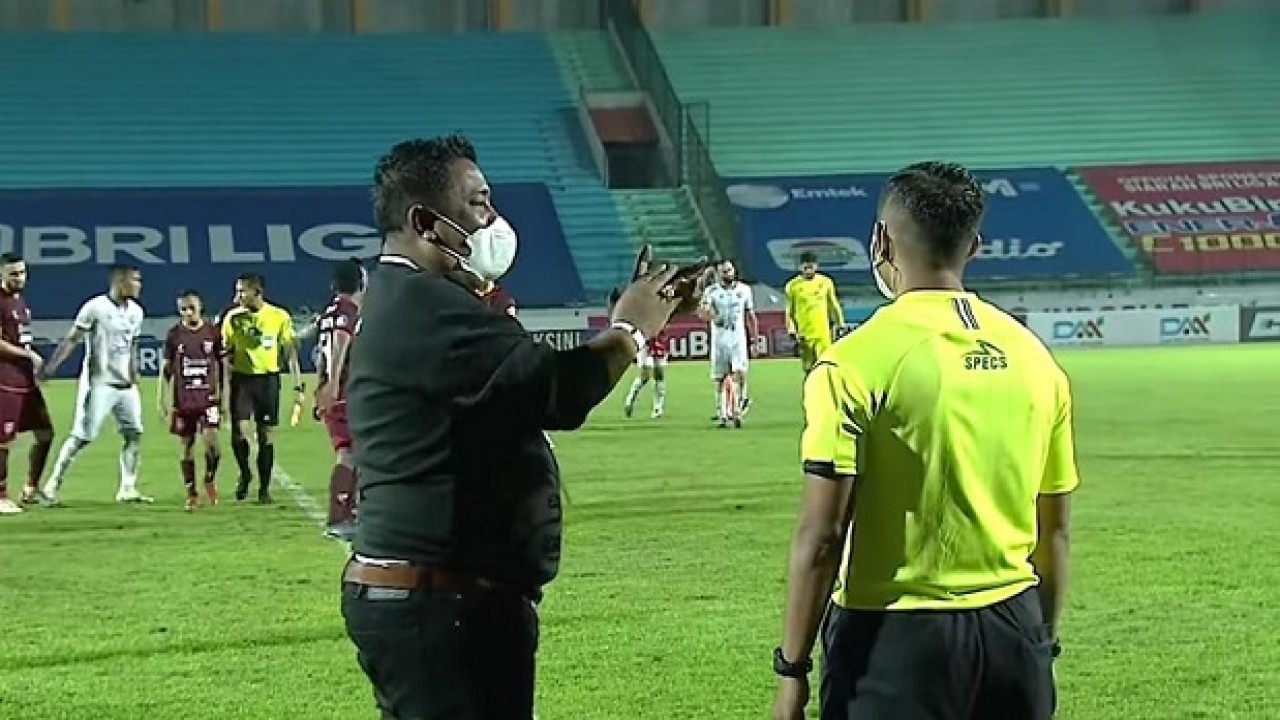 Applause untuk wasit usai laga Borneo FC vs Arema