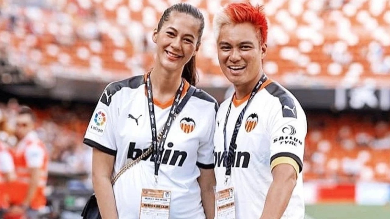 Baim Wong dan Paula Verhoeven ketika berkunjung ke Stadion Mestalla, Spanyol. (net)