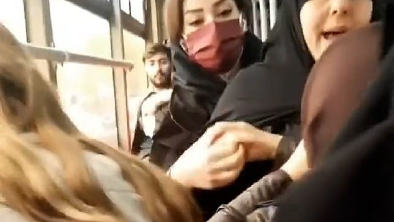 Dipicu masalah hijab dua wanita Iran berkelahi di dalam bus/ist