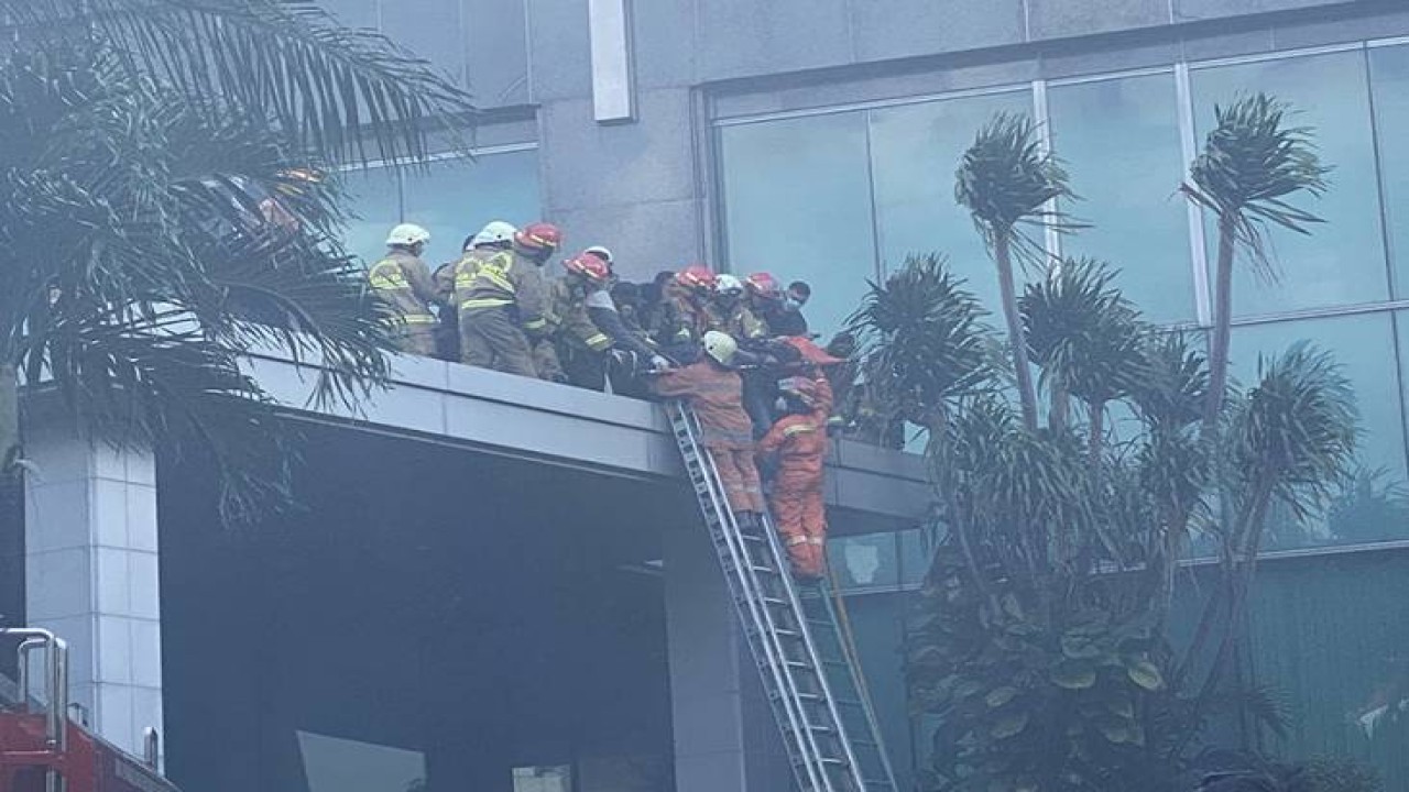 Evakuasi korban kebakaran Gedung Cyber I. (Sindonews.com)