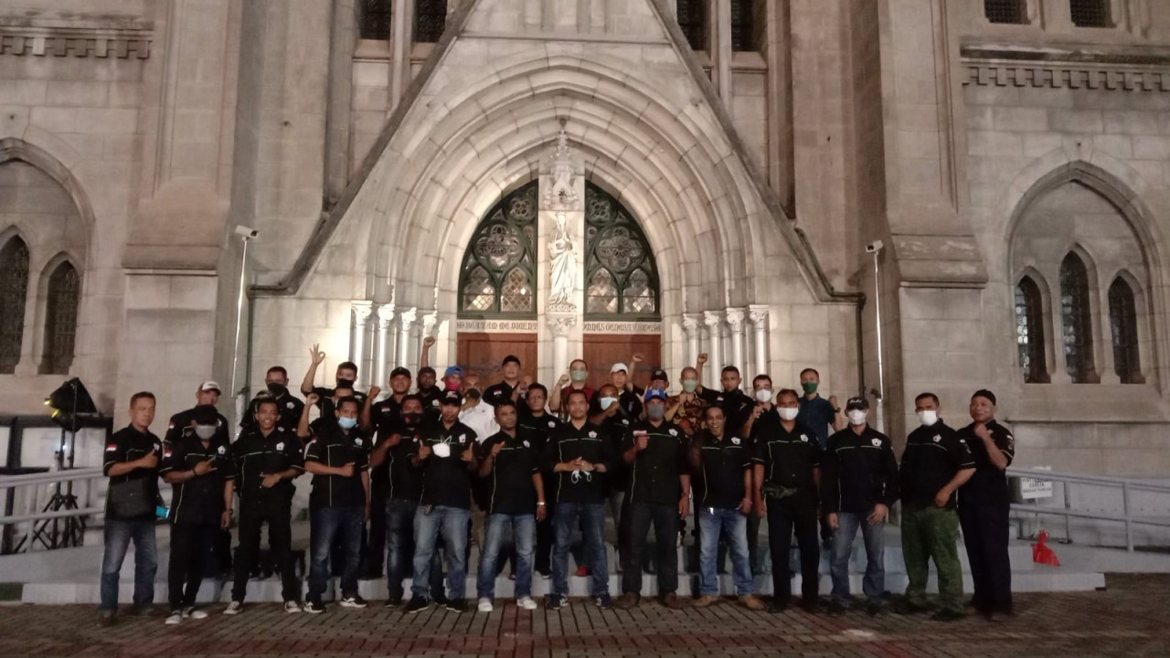 Front Pemuda Muslim Maluku saat melakukan pengamanan di Gereja Katedral Jakarta.