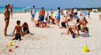 Geng narkoba terlibat baku tembak di kawasan pantai yang membuat para wisatawan panik dan berlarian-1639033618