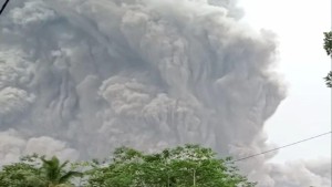 Gunung Semeru meletus muntahkan awan panas dan abu vulkanik-1638624187