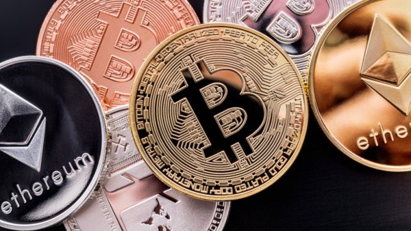 Ilustrasi mata uang kripto Bitcoin dan Ethereum-1640251312
