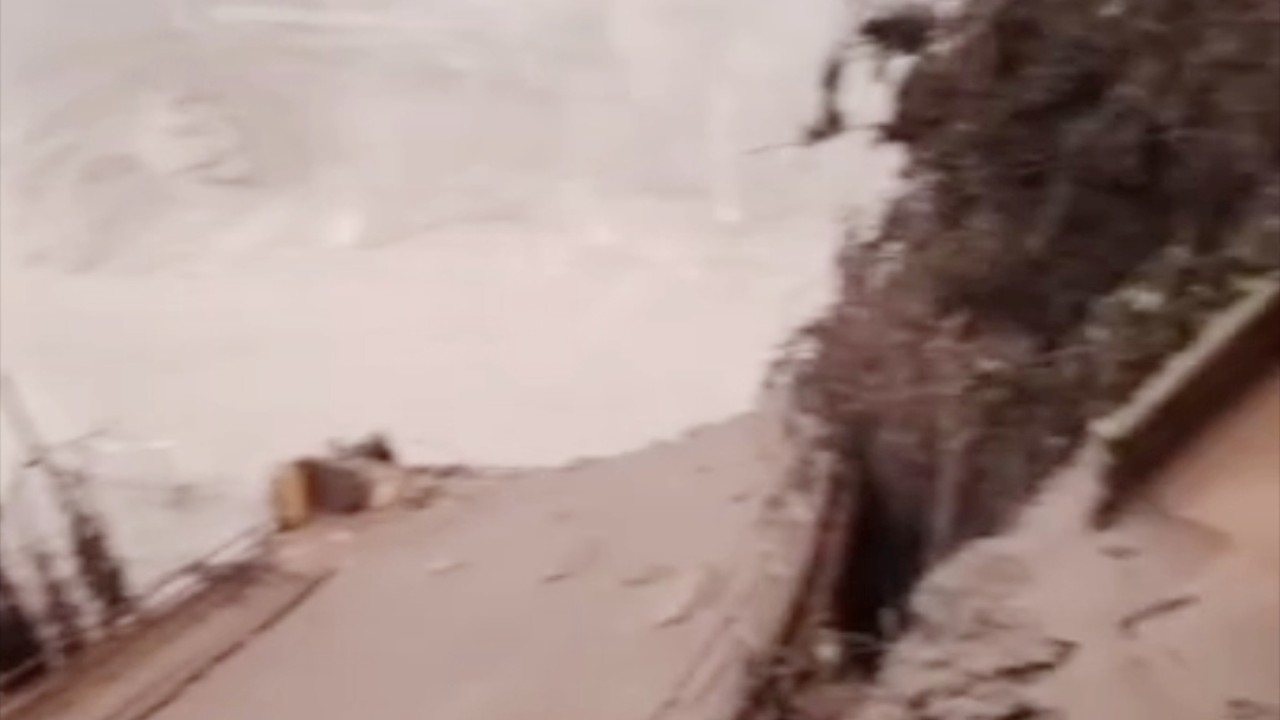 Jembatan Gladak Perak putus diterjang lahar dingin dari erupsi Gunung Semeru/ist
