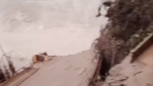 Jembatan Gladak Perak putus diterjang lahar dingin dari erupsi Gunung Semeru-1638626646