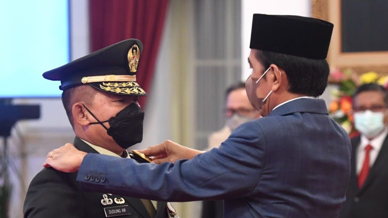Jenderal TNI Dudung Abdurachman saat dilantik menjadi KSAD oleh Presiden Jokowi/ist