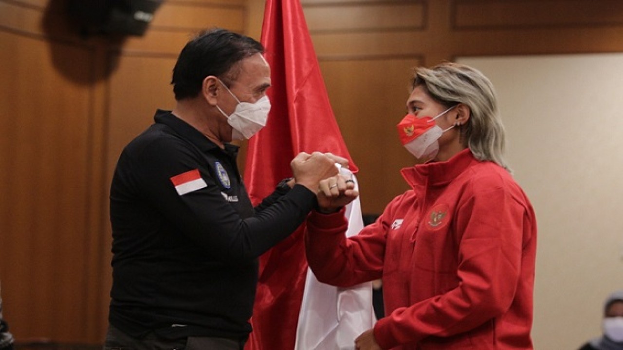 Ketum PSSI bersama pemain Timnas Wanita Indonesia