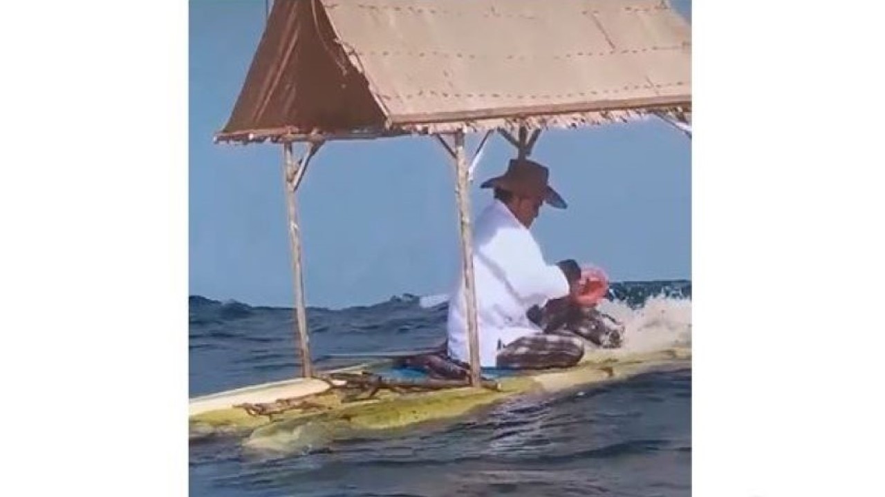 Pria paruh baya ini memancing di laut dengan perahu rakitan pohon pisang. (Tangkapan layar TikTok @rnf811)