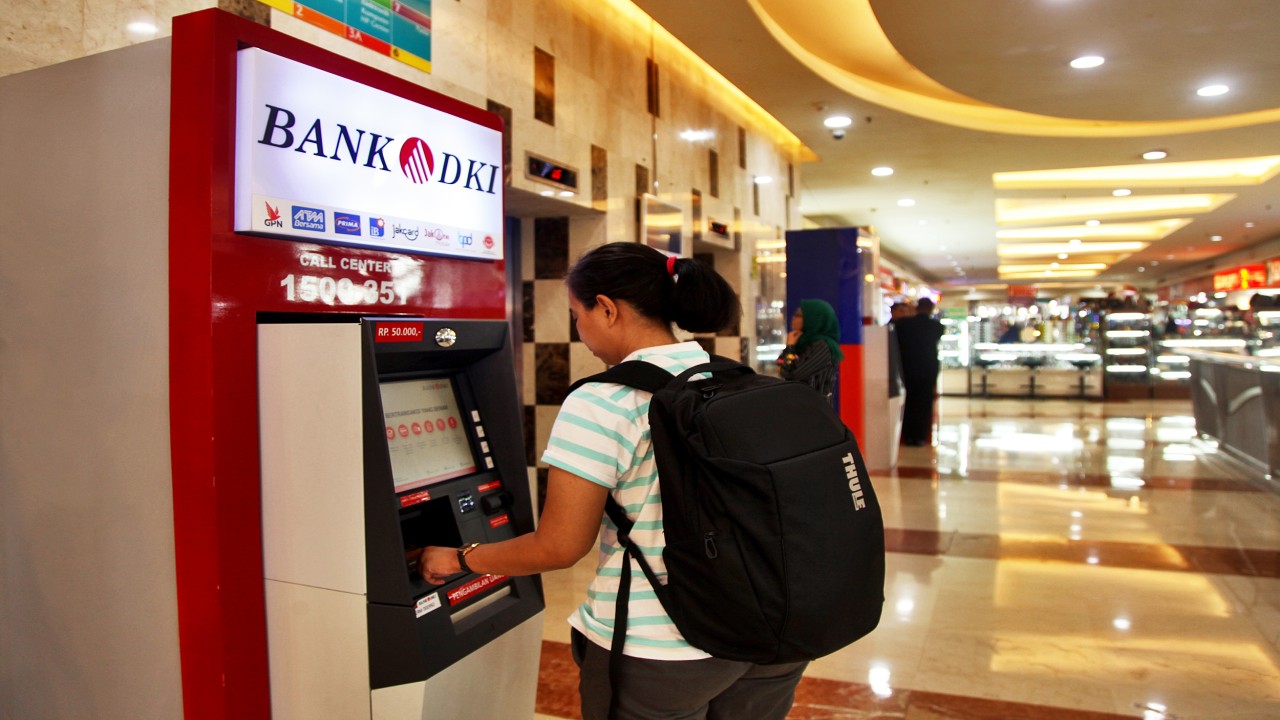 Nasabah sedang melakukan transaksi di ATM Bank DKI/ist