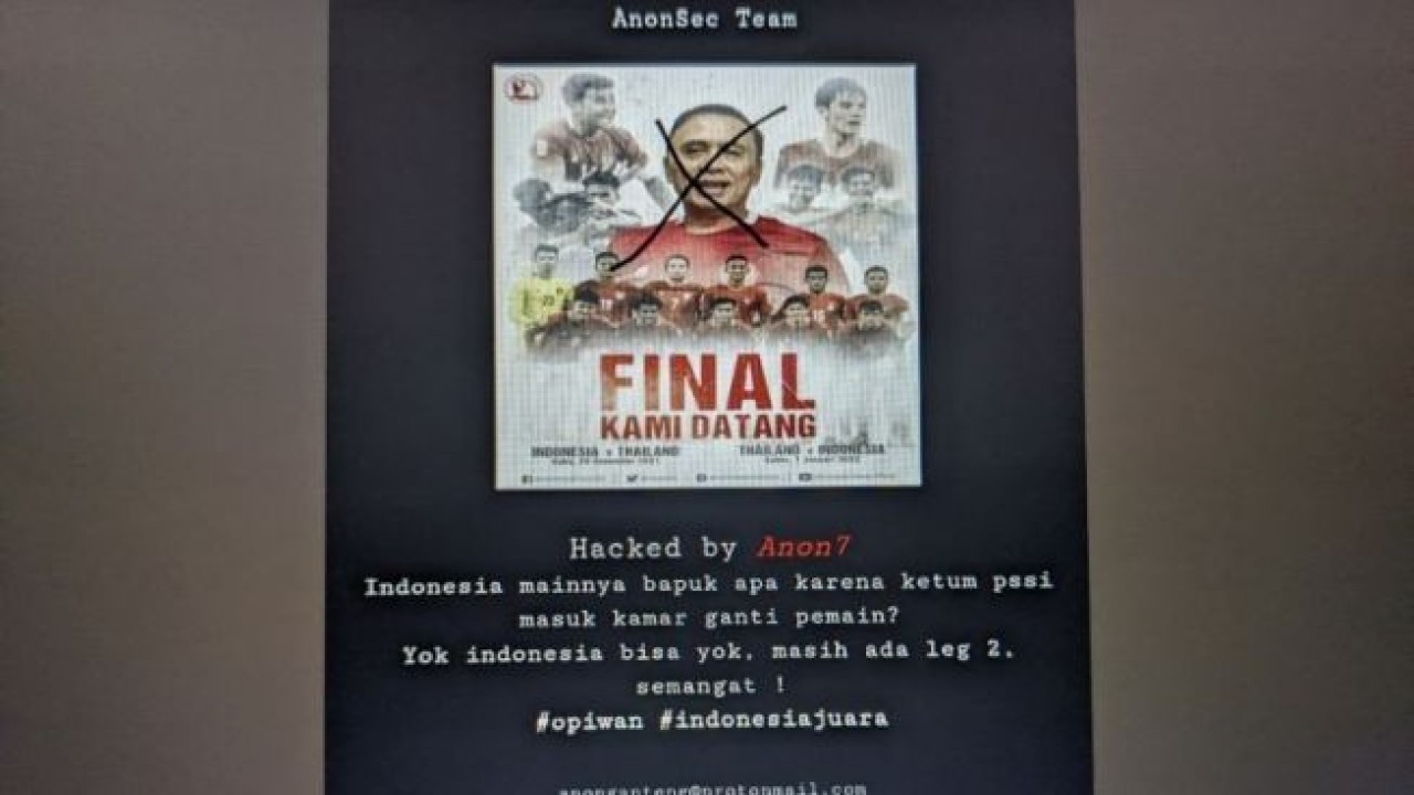 Situs resmi PSSI diretas usai kekalahan timnas Indonesia dari Thailand di leg pertama final Piala AFF 2020. (Michael Siahaan/Antara)