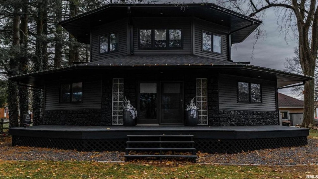 Bangunan berjuluk 'rumah gothic' ini menjadi viral di Twitter. (Realtor Seth Goodman via UPI)