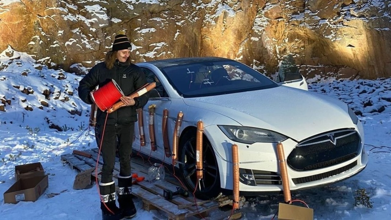 Pria asal Finlandia meledakkan mobil Tesla Model S. (RT)