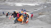 Tim Gabungan mengevakuasi korban meninggal dunia akibat erupsi Gunung Semeru-1639057877